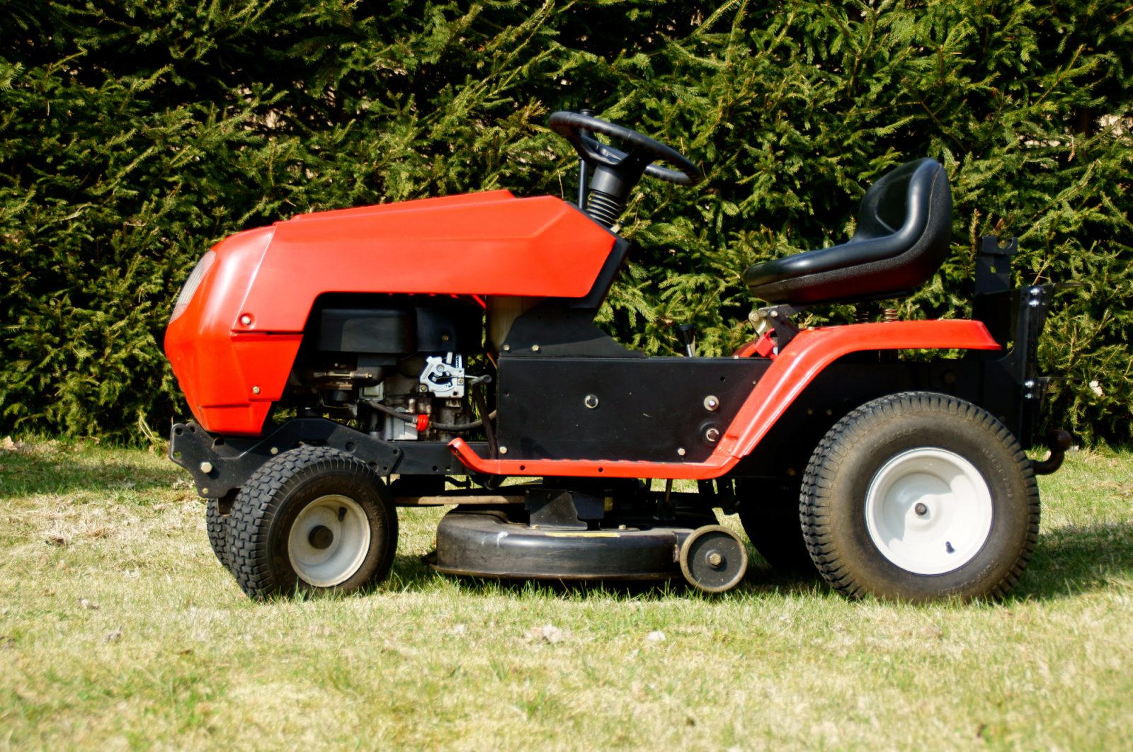 Danes je vrtni traktor lahko kar multifunkcijski stroj